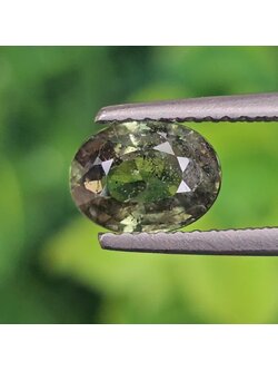 พลอย เขียวส่อง Green Sapphire 2.18 กะรัต (Cts.) พลอยแท้ อัญมณีมงคลประจําวันเกิด เครื่องประดับพลอย