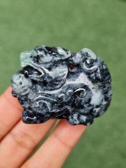 หยก พม่า แท้ Jade จี้หยก (jadeite) แกะสลักปี่เซียะ 258.57 กะรัต (Cts.) ดิบ ไม่ผ่านการปรับปรุง (Type A) พม่า (Myanmar)