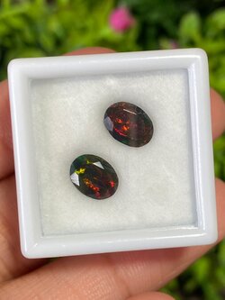 พลอย แบล็ก โอปอล Black Opal 1.25 กะรัต (Cts.) 2 เม็ด (Pcs.) พลอยแท้ อัญมณีมงคลประจําวันเกิด เครื่องประดับพลอย