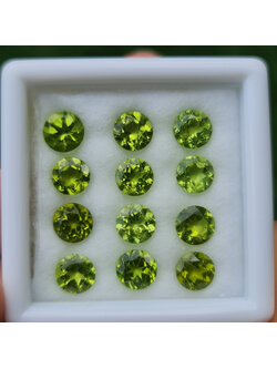 พลอย เพอริดอต Peridot 11.34 กะรัต (Cts.) 12 เม็ด (pcs.) พลอยแท้ อัญมณีมงคลประจําวันเกิด เครื่องประดับพลอย
