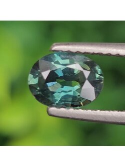 พลอย เขียวส่อง Green Sapphire 1.15 กะรัต (Cts.) พลอยแท้ อัญมณีมงคลประจําวันเกิด เครื่องประดับพลอย