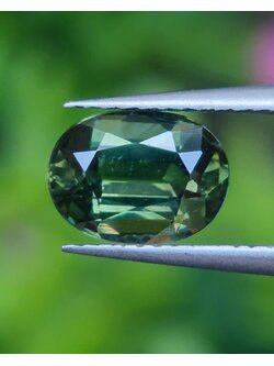 พลอย เขียวส่อง Green Sapphire 1.32 กะรัต (Cts.) ดิบ Unheated พร้อมใบเซอร์ พลอยแท้ อัญมณีมงคลประจําวันเกิด เครื่องประดับพลอย