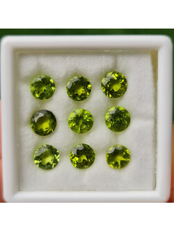 พลอย เพอริดอต Peridot 9.00 กะรัต (Cts.) 9 เม็ด (pcs.) พลอยแท้ อัญมณีมงคลประจําวันเกิด เครื่องประดับพลอย 9.00