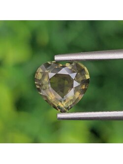 พลอย เขียวส่อง Green Sapphire 2.04 กะรัต (Cts.) ดิบ Unheated พลอยแท้ อัญมณีมงคลประจําวันเกิด เครื่องประดับพลอย