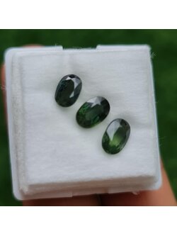 พลอย เขียวส่อง Green Sapphire 2.88 กะรัต (Cts.) 3 เม็ด (Pcs.) พลอยแท้ อัญมณีมงคลประจําวันเกิด เครื่องประดับพลอย
