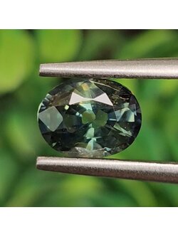 พลอย เขียวส่อง Green Sapphire 1.08 กะรัต (Cts.) พลอยแท้ อัญมณีมงคลประจําวันเกิด เครื่องประดับพลอย