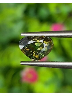 พลอย เขียวส่อง (Yellowish Green Sapphire) 1.58 กะรัต (Cts.) ดิบ (Unheated) พร้อมใบเซอร์ พลอยแท้ อัญมณีมงคลประจําวันเกิด เครื่องประดับพลอย