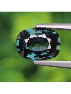 พลอย เขียวส่อง Green Sapphire 2.02 กะรัต (Cts.) ดิบ Unheated พลอยแท้ อัญมณีมงคลประจําวันเกิด เครื่องประดับพลอย