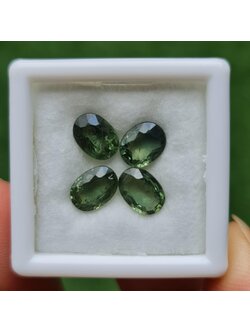 พลอย เขียวส่อง Green Sapphire 3.86 กะรัต (Cts.) 4 เม็ด (Pcs.) พลอยแท้ อัญมณีมงคลประจําวันเกิด เครื่องประดับพลอย