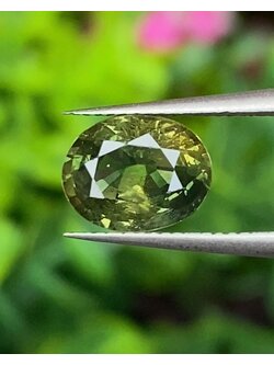 พลอย เขียวส่อง (ฺGreen Sapphire) 2.04 กะรัต (Cts.) พลอยแท้ อัญมณีมงคลประจําวันเกิด เครื่องประดับพลอย