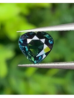 พลอย เขียวส่อง Green Sapphire 1.10 กะรัต (Cts.) ดิบ Unheated พร้อมใบเซอร์ พลอยแท้ อัญมณีมงคลประจําวันเกิด เครื่องประดับพลอย