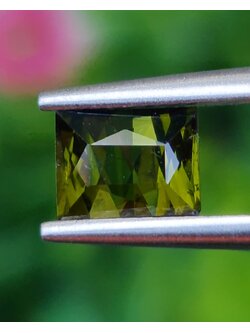 พลอย กรีน ทัวร์มารีน (Green Tourmaline) 0.98 กะรัต (Cts.) อัญมณีมงคลประจําวันเกิด เครื่องประดับพลอย