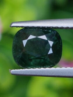พลอย เขียวส่อง (ฺGreen Sapphire) 2.76 กะรัต (Cts.) พลอยแท้ อัญมณีมงคลประจําวันเกิด เครื่องประดับพลอย
