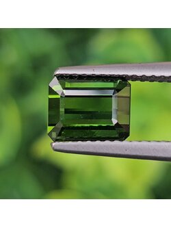 พลอย กรีน ทัวร์มารีน (Green Tourmaline) 2.15 กะรัต (Cts.) อัญมณีมงคลประจําวันเกิด เครื่องประดับพลอย