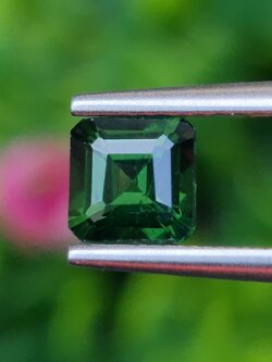พลอย กรีน ทัวร์มารีน (Green Tourmaline) 0.94 กะรัต (Cts.) อัญมณีมงคลประจําวันเกิด เครื่องประดับพลอย