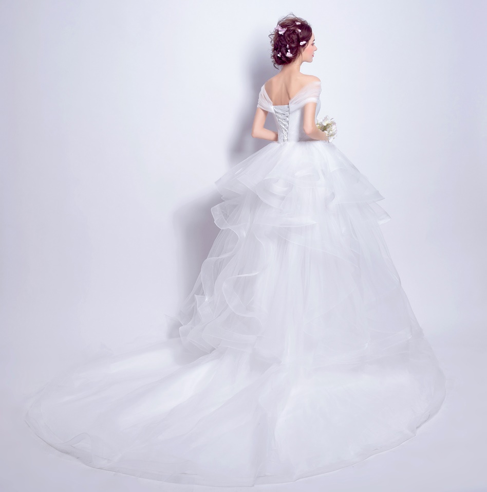 Pre-order ชุดแฟนซี ชุดเจ้าสาว ชุดราตรี ชุดเจ้าสาว ไหล่ปาด สีขาว หน้าสั้นหลังยาว ผ้าไหมแก้ว เชือกผูกหลัง