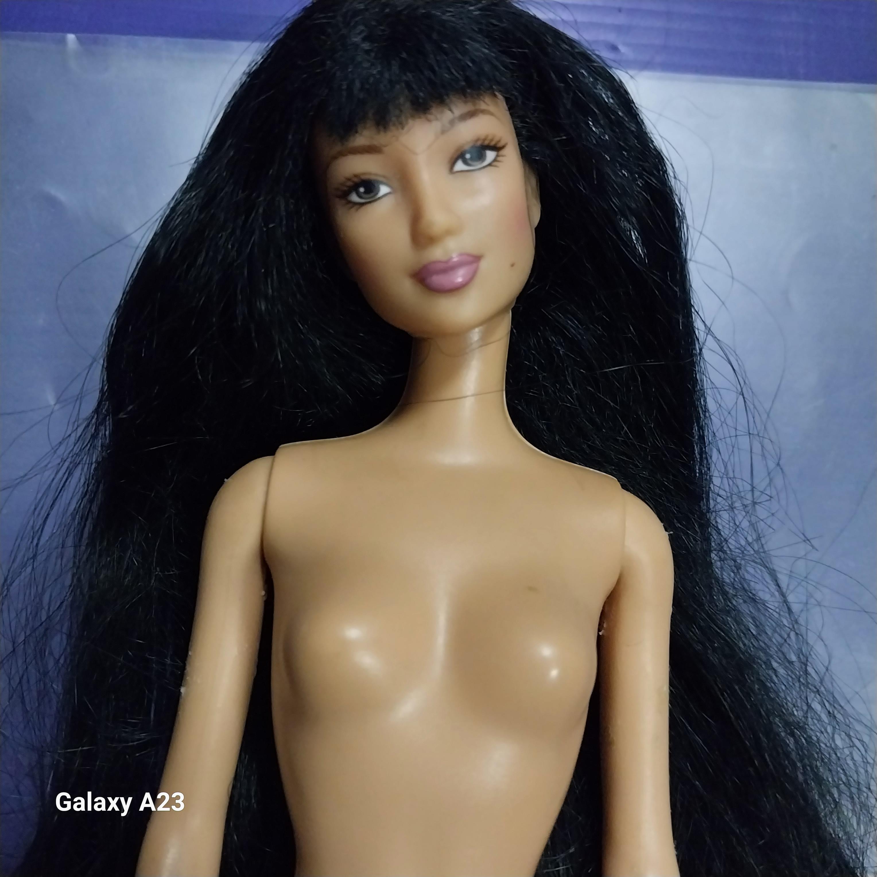 มีหลายภาพ ตุ๊กตาบาร์บี้หน้าสวยผมยาวดำ ของแท้แมทเทล ไม่มีส่วนใดหลวม ตัวมีรอยบ้าง