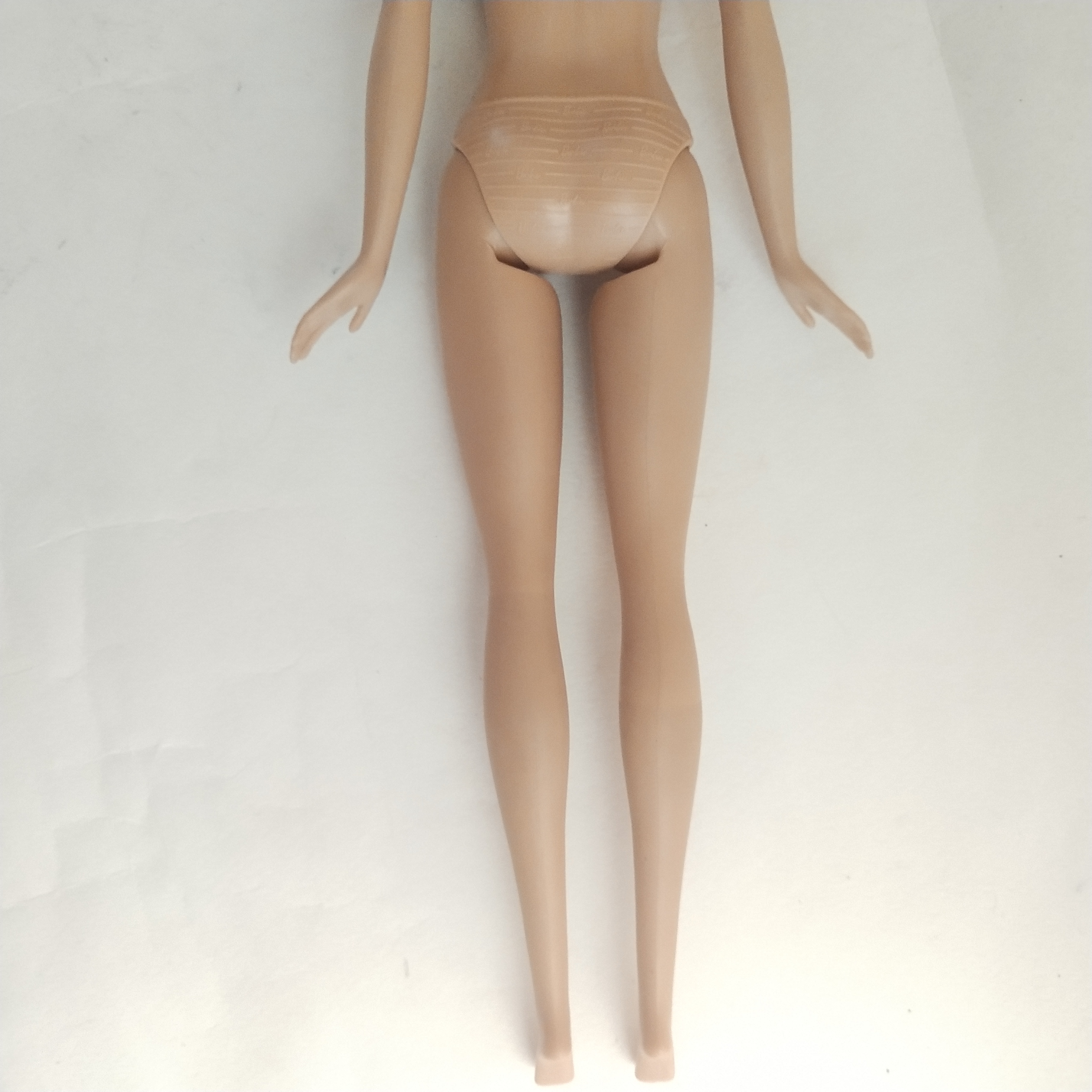 ตุ๊กตาบาร์บี้ ** คอหลวมบ้าง หน้่าสวย ผมยาวสลวยสีน้ำตาลขาแข็งพับงอไม่ได้ Mattel China 2015