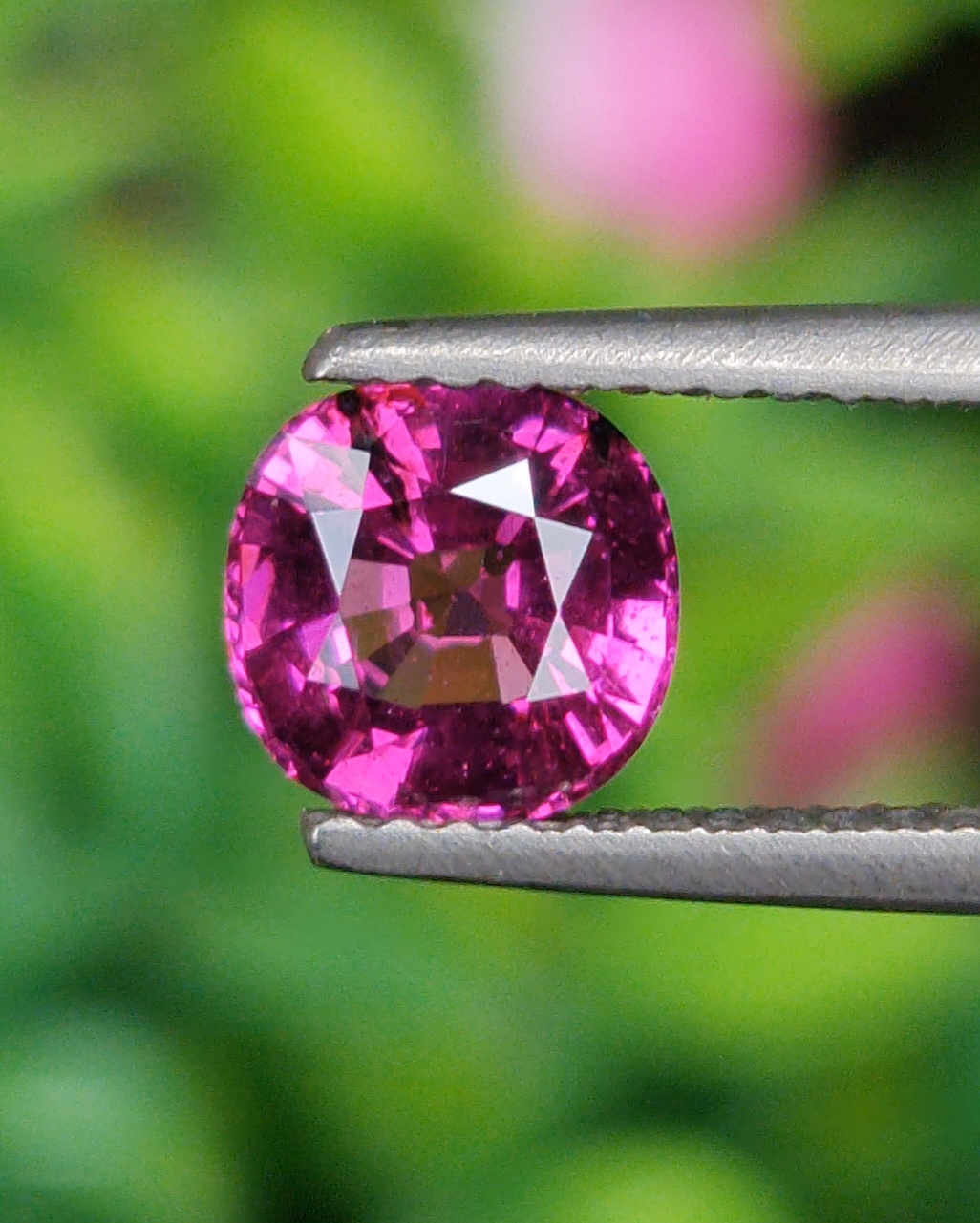 พลอย โรโดไลต์ กาเน็ท Rhodolite Garnet 1.39 กะรัต Cts.พลอยแท้ อัญมณีมงคลประจําวันเกิด เครื่องประดับพลอย