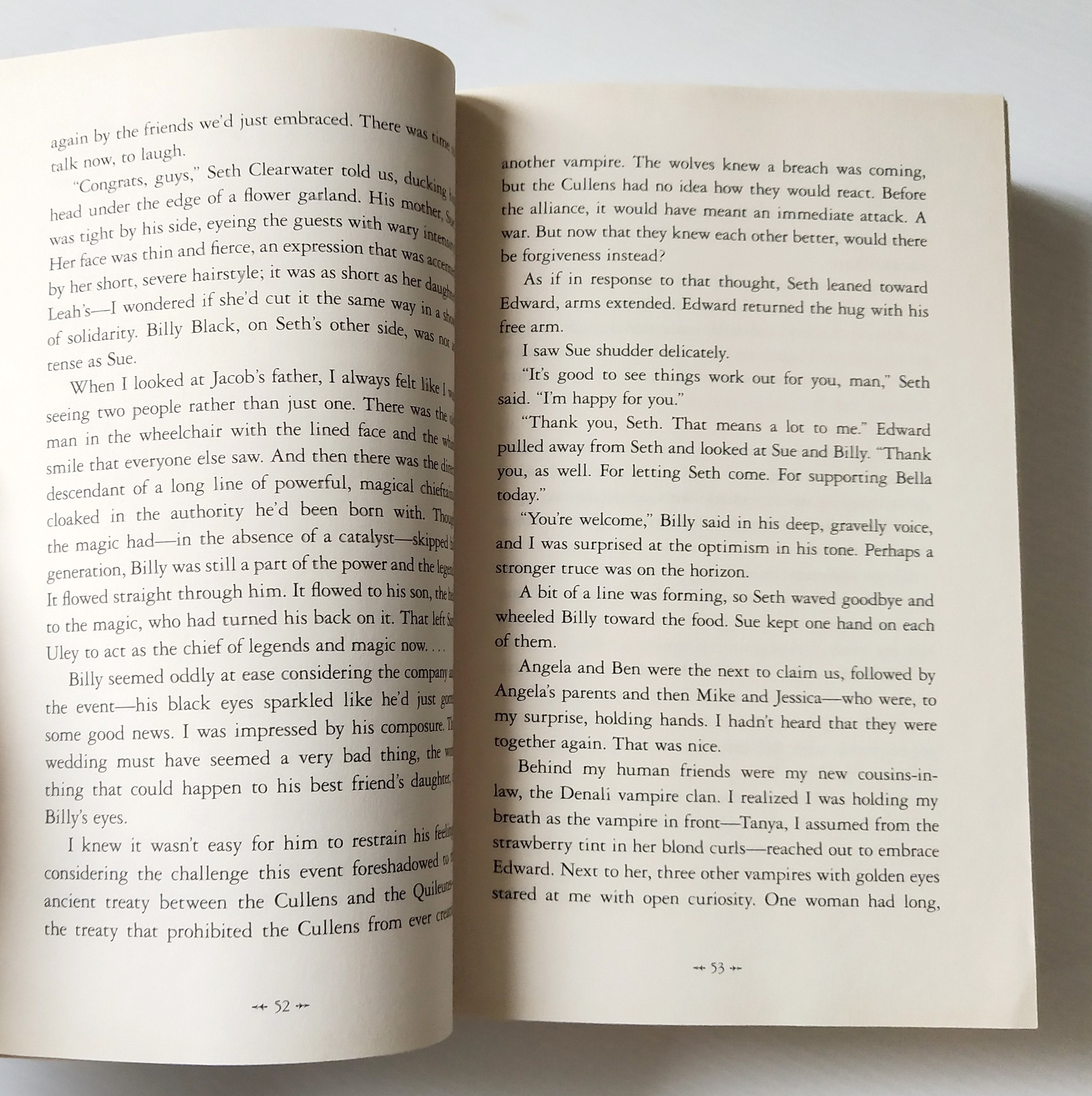 หนังสือนิยายภาษาอังกฤษ "ฺBreaking Dawn" จากแวมไพร์ทไวไลท์ รวม 3 ภาคในเล่ม โดย Stephenie Meyer หนังสือสภาพดี **หน้าแรกมีรอยสก๊อตเทปเล็กน้อยตามภาพ