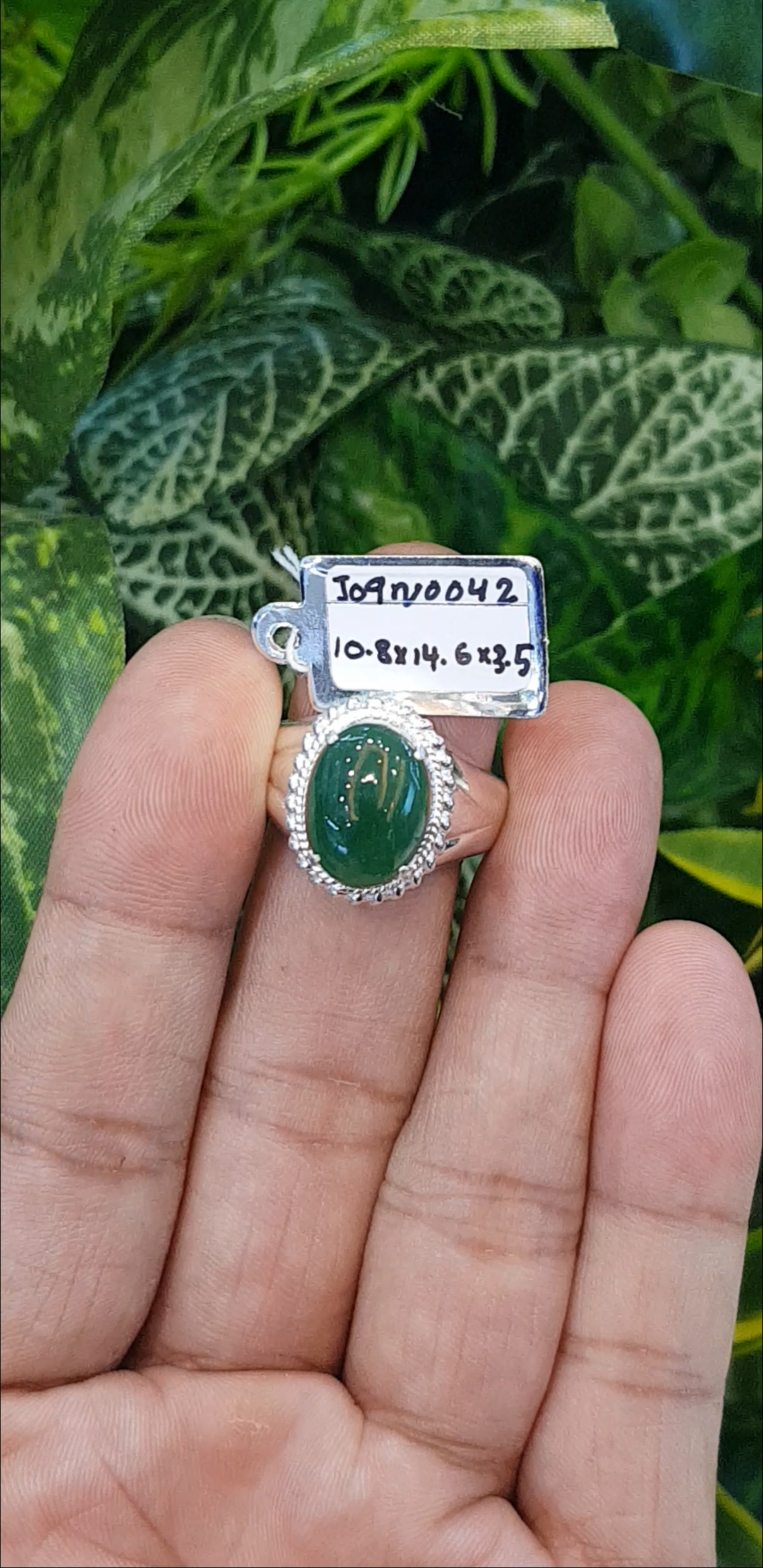 หยก พม่า แท้ Jade แหวนหยก 翡翠戒指 (Jadeite ring) 4.47 กะรัต (Cts.) (Size) 60 ดิบ ไม่ผ่านการปรับปรุง (Type A) พม่า (Myanmar)