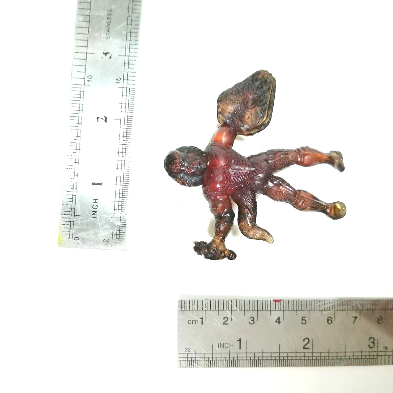 ตุ๊กตุ่นยางแอ๊นท์ เมกาโล่แมน สีแดง ขนาด2-3นิ้ว เก่าเก็บตามสภาพ ***มีรอยตัดต่อ