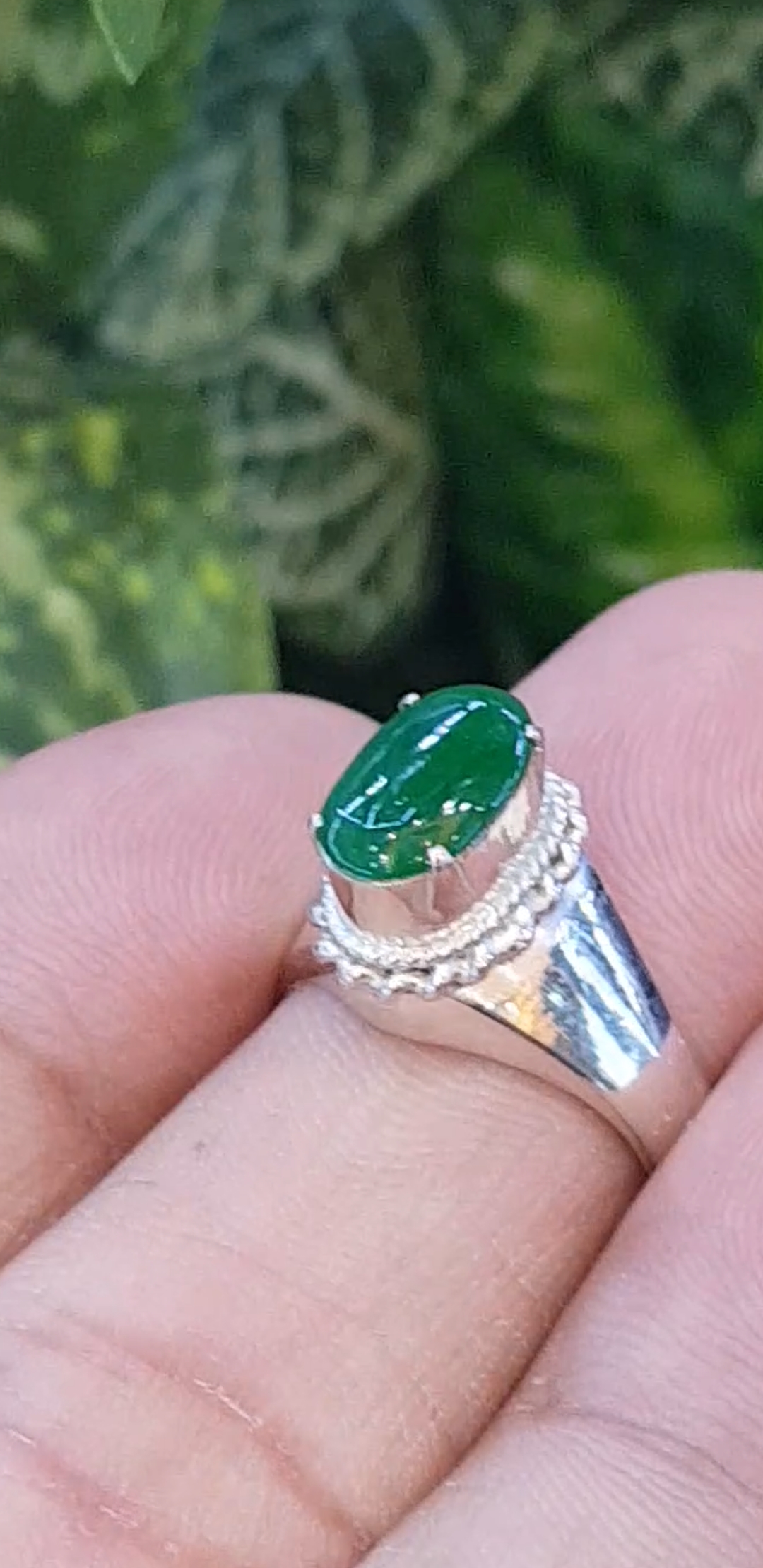 หยก พม่า แท้ Jade แหวนหยก 翡翠戒指 (Jadeite ring) 1.07 กะรัต (Cts.) (Size) 57 ดิบ ไม่ผ่านการปรับปรุง (Type A) พม่า (Myanmar)