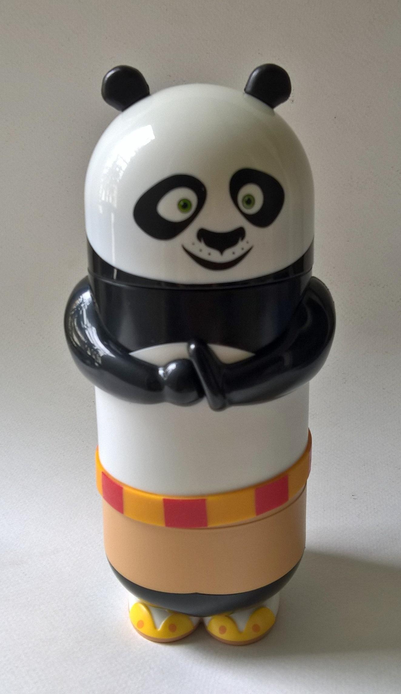 ของสะสมแก้วน้ำรูปตัวหมีจากภาพยนต์ กังฟูแพนดา Gangfu Panda วัสดุด้านในเป็นแก้ว ด้านนอกเป็นพลาสติก ฝาพลาสติกขนาดประมาณ18*10 cm.**กล่องชำรุดตามภาพ