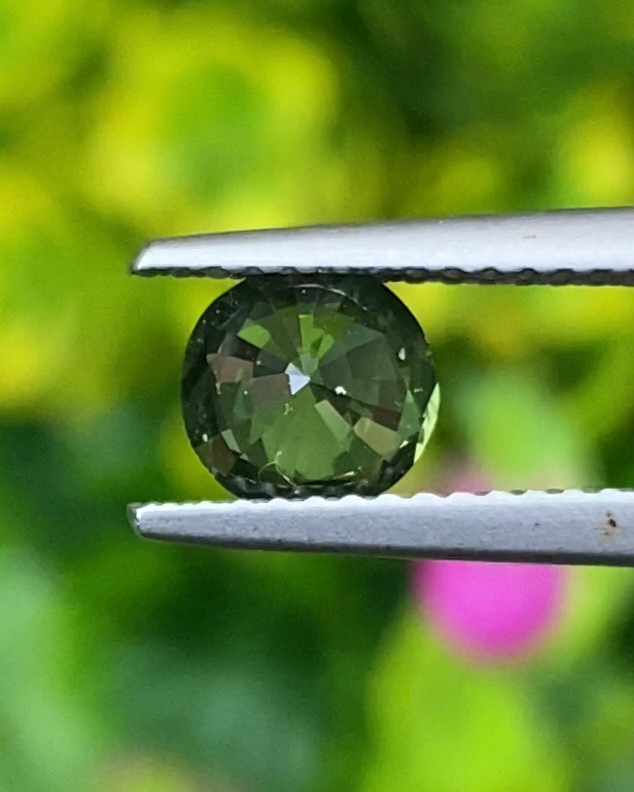 พลอย เขียวส่อง (Green Sapphire) 1.02 กะรัต (Cts.) พลอยแท้ อัญมณีมงคลประจําวันเกิด เครื่องประดับพลอย