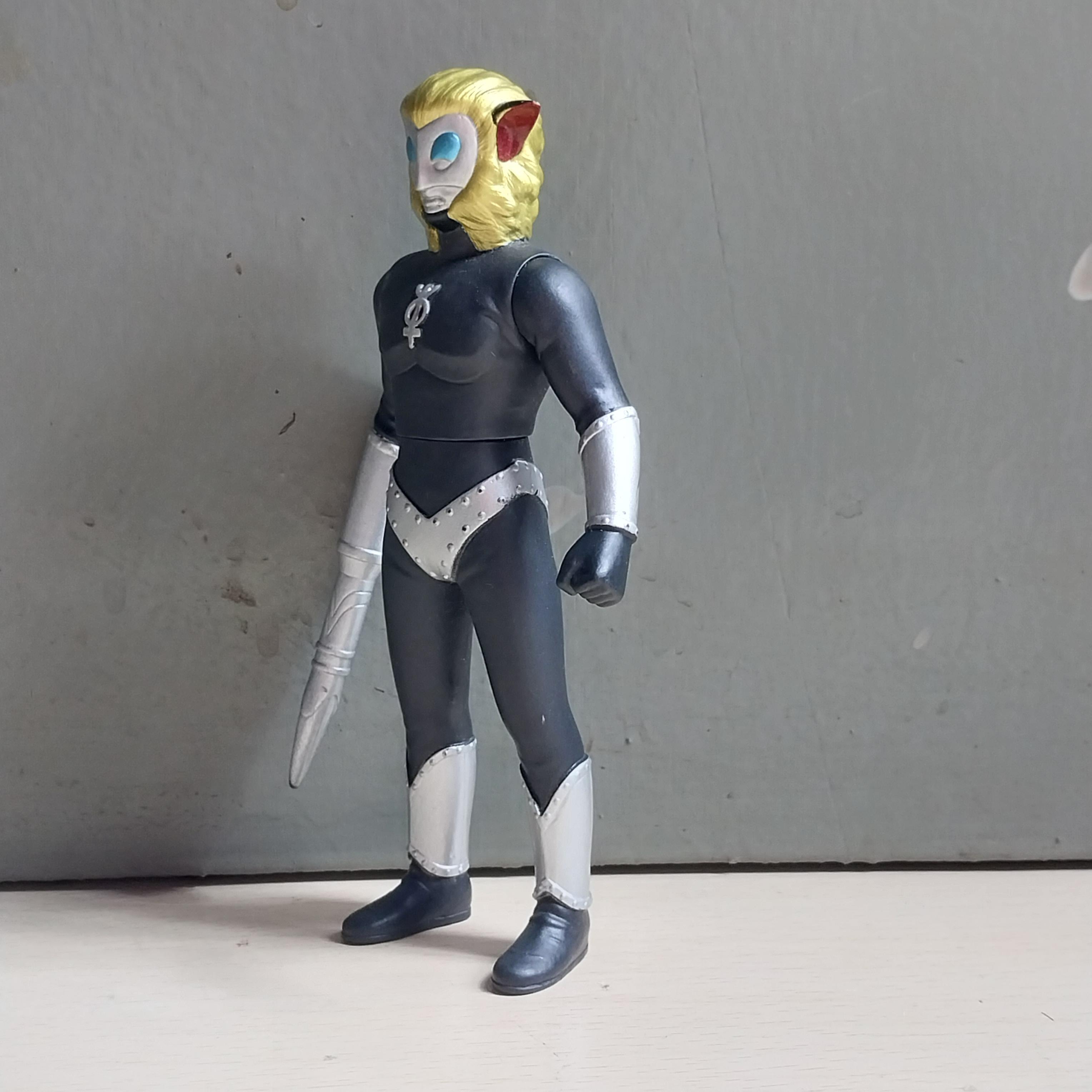 ซอฟ 5.5นิ้ว ขนาดตามรูป มนุษย์ดาวแมกม่า จากอุลตร้าแมนเรโอ เลโอ สภาพดี มีรอยบ้าง