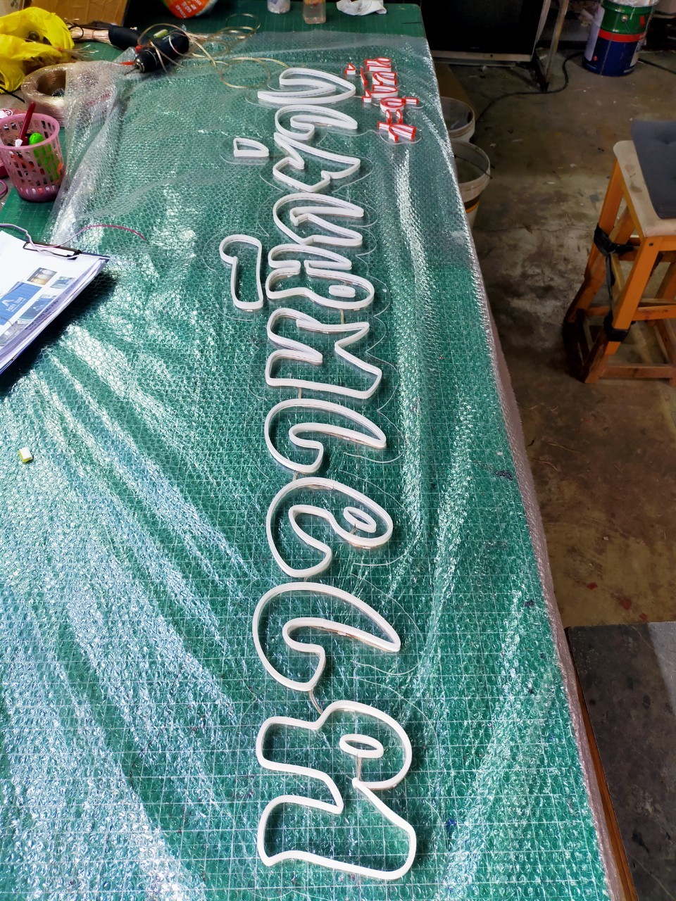 ป้ายไฟนีออนดัด - นาจาหมึกย่าง สะดุ้งลิ้น