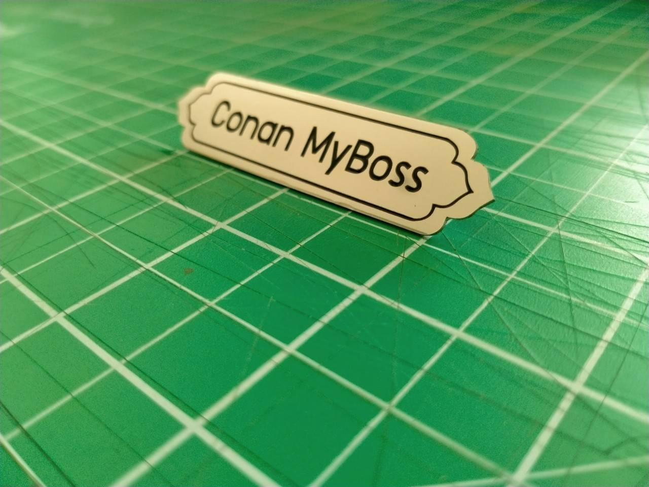ป้ายสแตนเลสหน้าทองกัดกรด ติดเข็มกลัด - Conan MyBoss