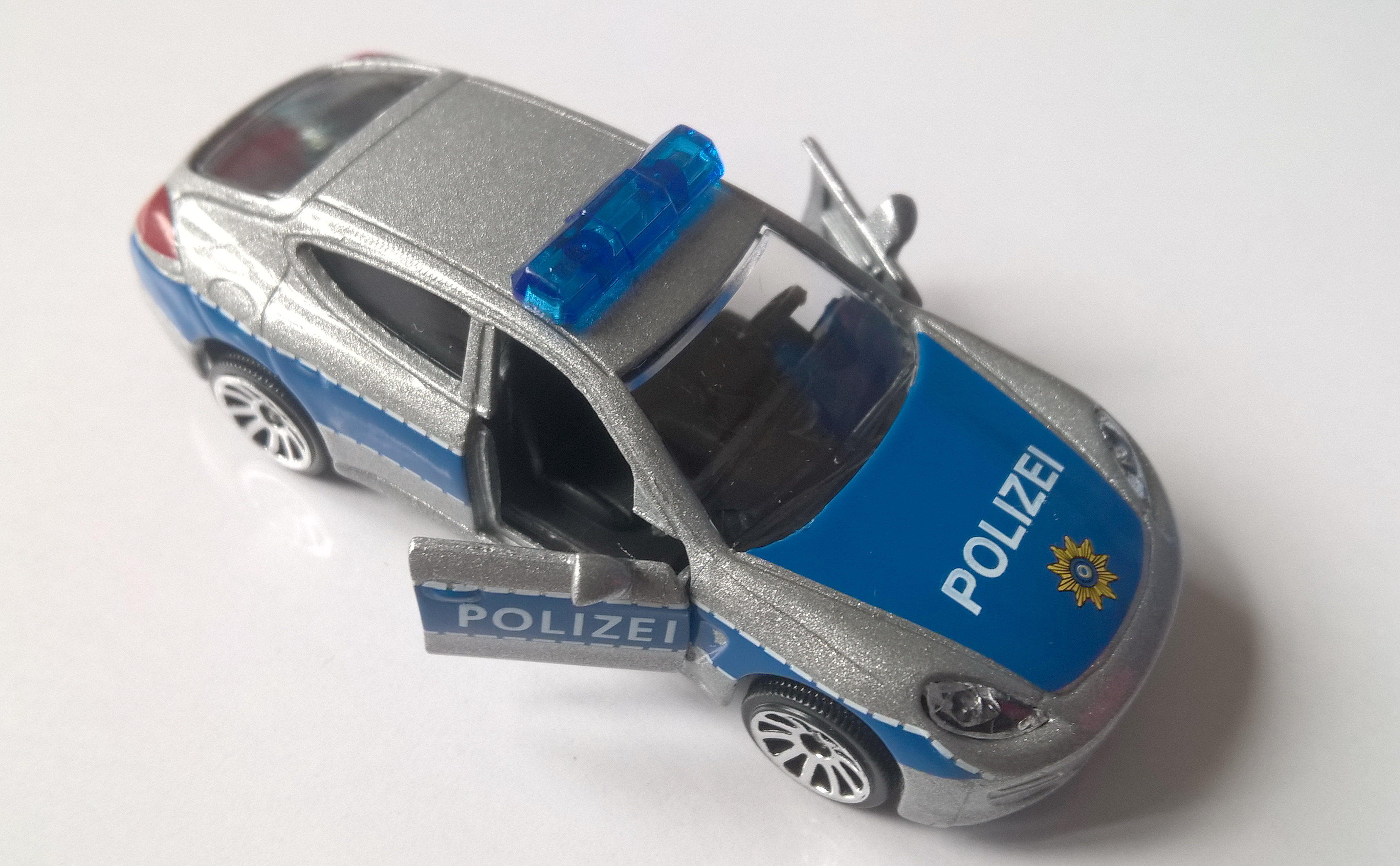 โมเดลรถเหล็ก Majorette Polizei ในแคปซูล