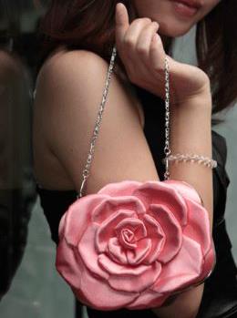 พร้อมส่ง Evening Clutch กระเป๋าออกงาน สวยหวาน รูปดอกกุหลาบ 3 มิติ (พร้อมสายโซ่สั้นและยาว)