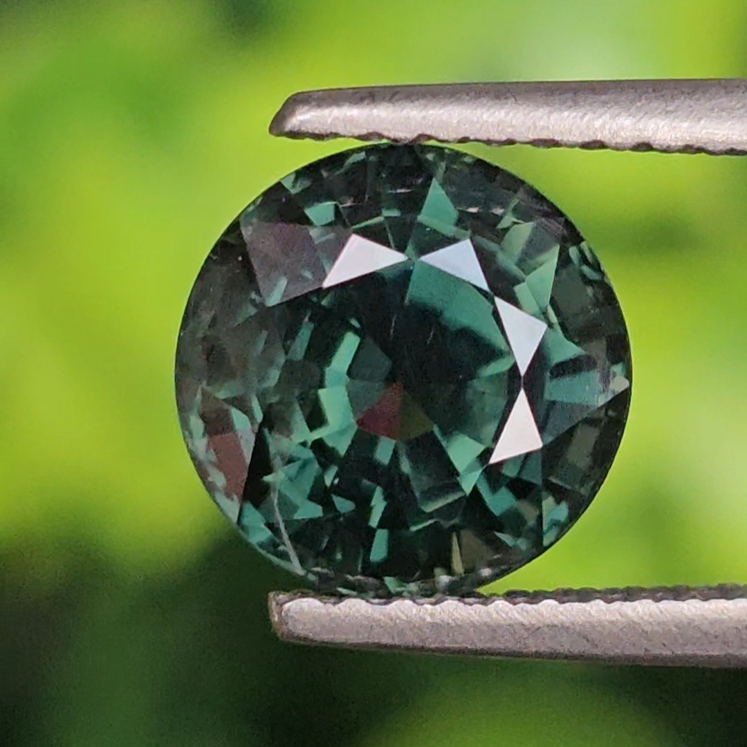 พลอย เขียวส่อง (Green Sapphire) 2.98 กะรัต (Cts.) พลอยแท้ อัญมณีมงคลประจําวันเกิด เครื่องประดับพลอย