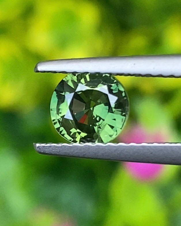 พลอย เขียวส่อง (Green Sapphire) 1.02 กะรัต (Cts.) พลอยแท้ อัญมณีมงคลประจําวันเกิด เครื่องประดับพลอย