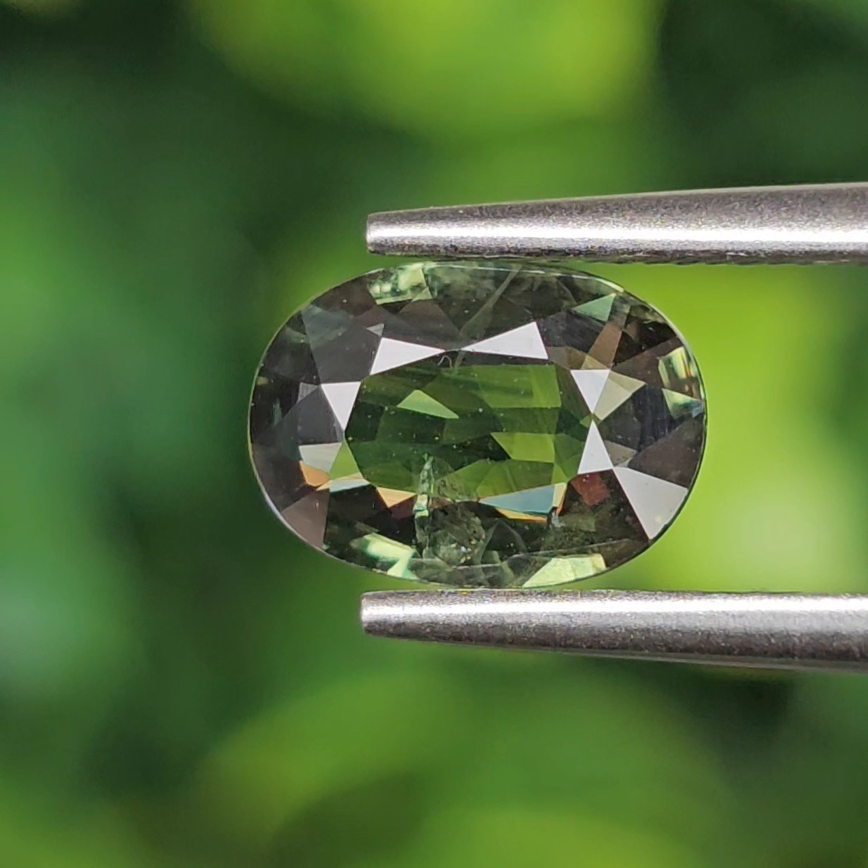 พลอย เขียวส่อง Green Sapphire 1.43 กะรัต (Cts.) พลอยแท้ อัญมณีมงคลประจําวันเกิด เครื่องประดับพลอย