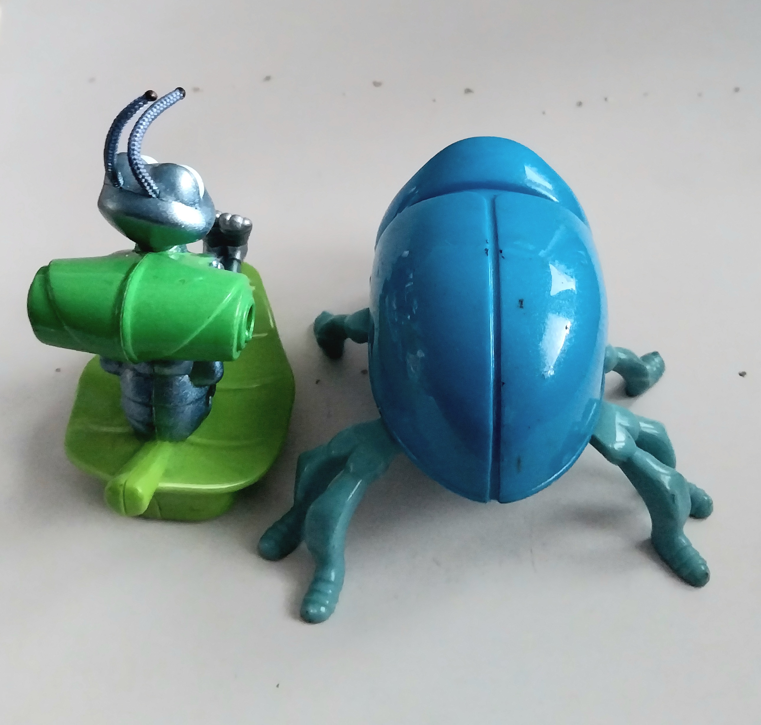 ตัวละครจาก บั๊กไลฟ์ 2 ตัว คือ ด้วง และตั๊กแตน ขายคู่The Blue Beetle (Dim )from "The Bug's Life",Collectible from Mac Donald- ดิม ตัวด้วงสีฟ้า จาก The Bug's Life ของสะสมจาก Mac Donald