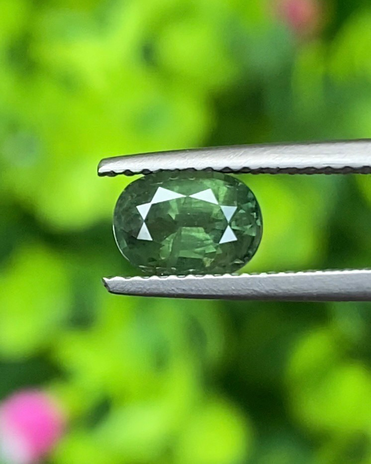 พลอย เขียวส่อง Green Sapphire 1.24 กะรัต (Cts.) พลอยแท้ อัญมณีมงคลประจําวันเกิด เครื่องประดับพลอย