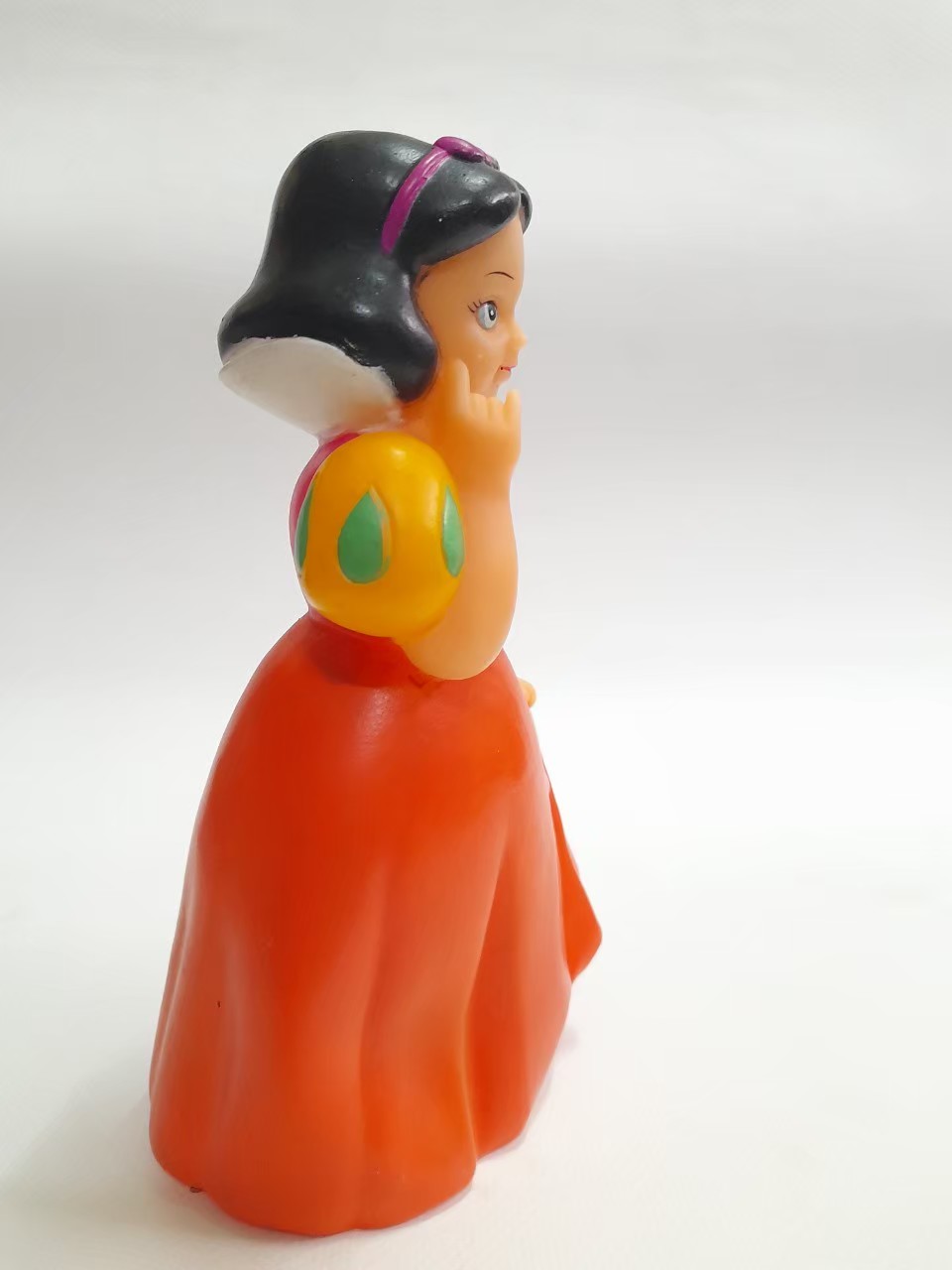 ตุ๊กตายางสโนไวท์ยางบีบ รุ่นเก่างานเรทโทร ขนาดตามรูป หายากไม่พบบ่อย มือสองสภาพดี