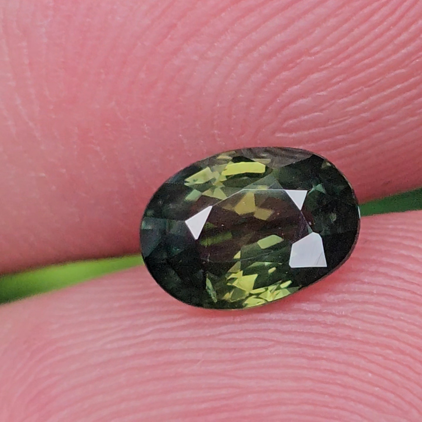 พลอย เขียวส่อง Green Sapphire 1.13 กะรัต (Cts.) ดิบ (Unheated) พร้อมใบเซอร์ (With Certificate) พลอยแท้ อัญมณีมงคลประจําวันเกิด เครื่องประดับพลอย