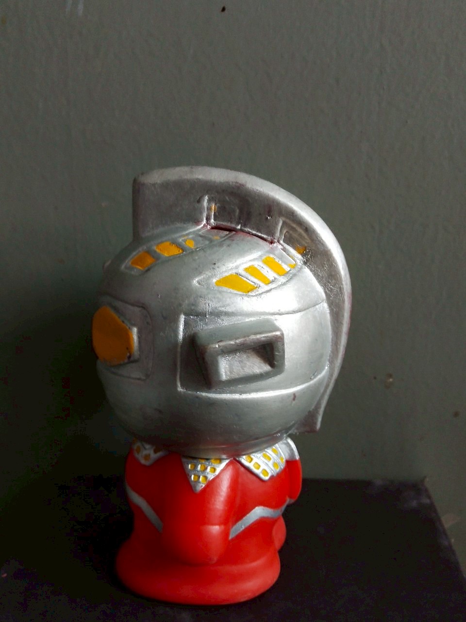 ออมสินอุลตร้าเซเว่น** ผ่านการทำสีมาบ้าง ขนาดประมาณ 6 นิ้ว ตามภาพ งานเก่าเก็บสะสม