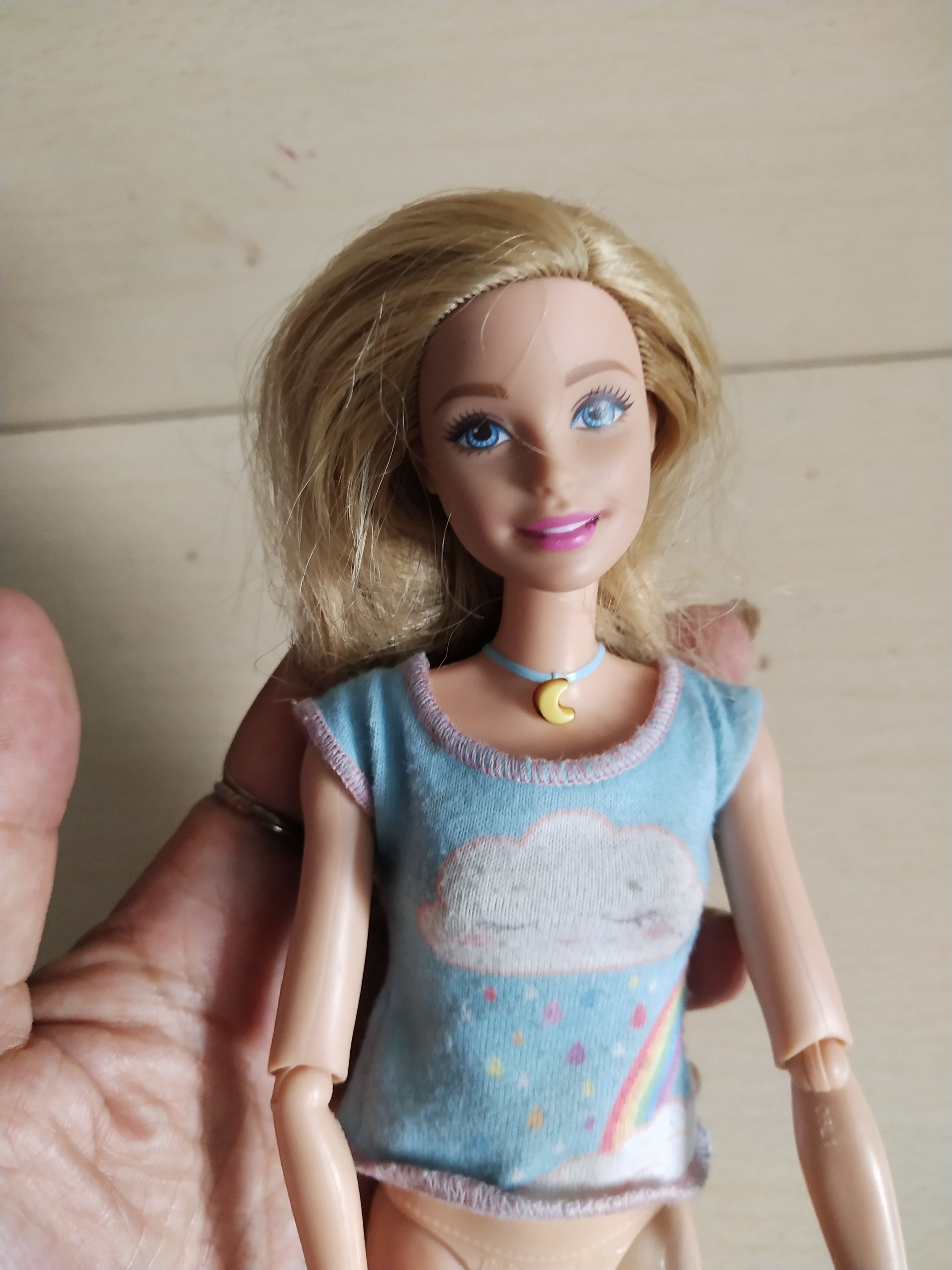 มีหลายภาพ คอมีรอยบิ่นเล็กน้อย แต่ไม่ทำให้คอโยกหรือหลวม ตามภาพ,ไม่ส่งผลต่อการโยกคลอน -ไม่หลวม ปกติ,,ไม่รวมฐาน,ตุ๊กตาบาร์บี้รุ่นโยคะมีเครื่อง แต่ระบบไฟไม่ทำงาน made_to_move มี ข้อต่อทั้งตัว Mattel China 2019 ไม่มีส่วนหลวม