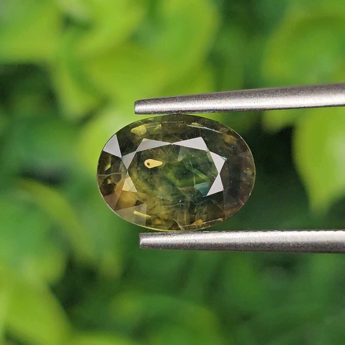 พลอย เขียวส่อง Green Sapphire 2.87 กะรัต (Cts.) พลอยแท้ อัญมณีมงคลประจําวันเกิด เครื่องประดับพลอย