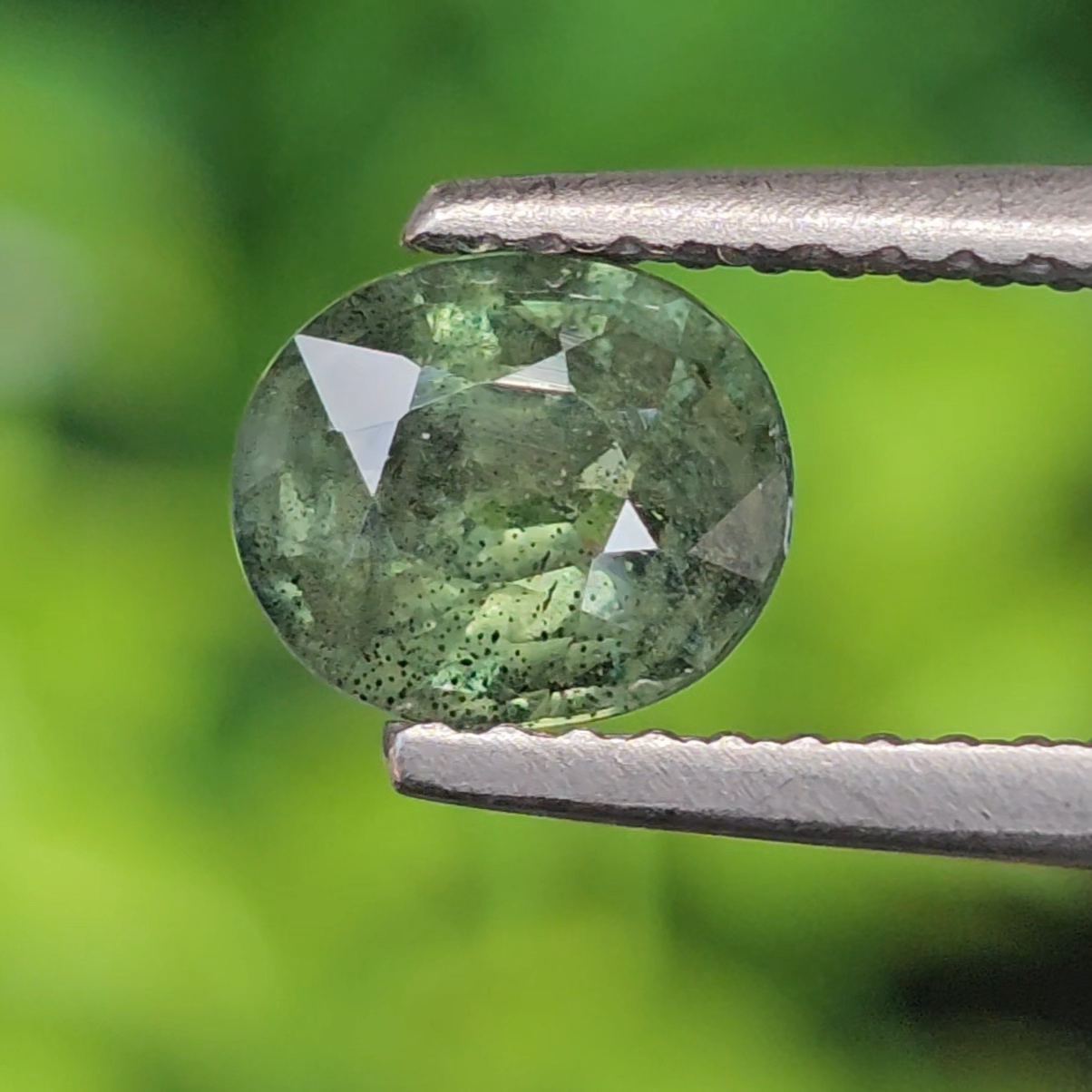 พลอย เขียวส่อง Green Sapphire 1.16 กะรัต (Cts.) พลอยแท้ อัญมณีมงคลประจําวันเกิด เครื่องประดับพลอย