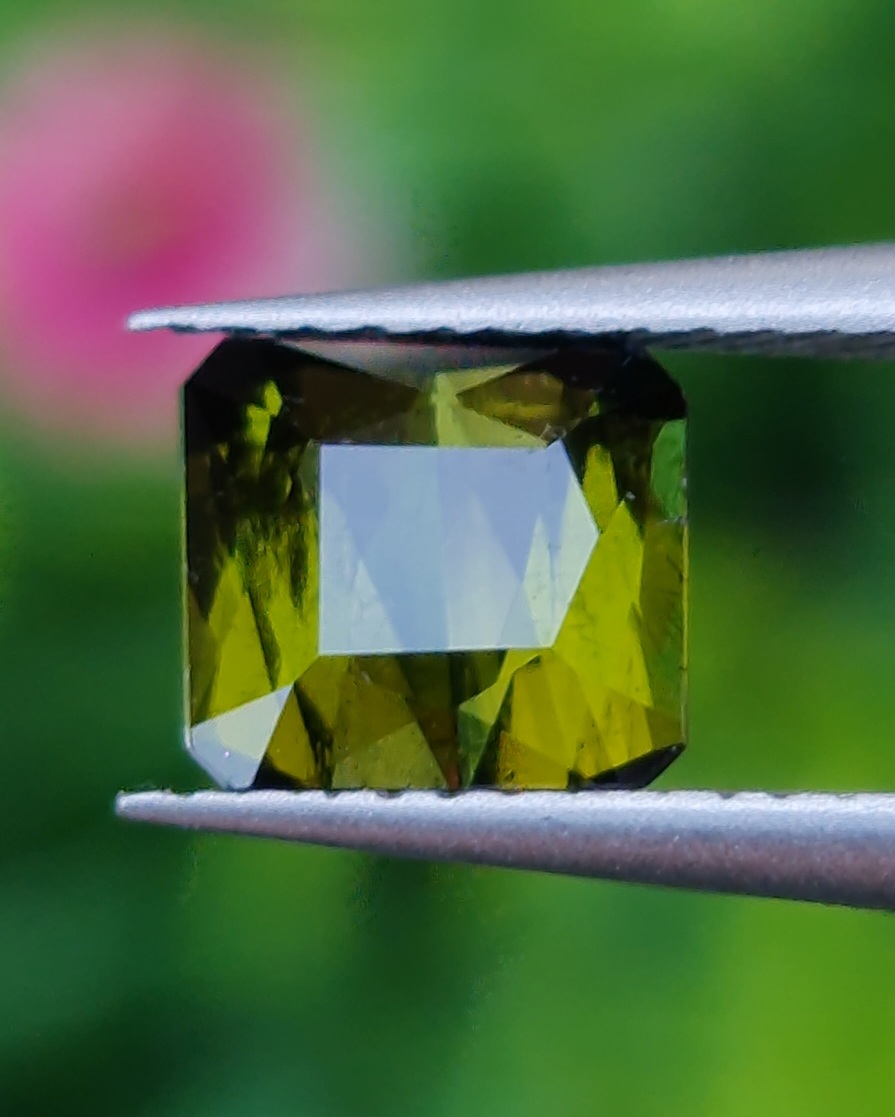 พลอย กรีน ทัวร์มารีน (Green Tourmaline) 1.07 กะรัต (Cts.) อัญมณีมงคลประจําวันเกิด เครื่องประดับพลอย