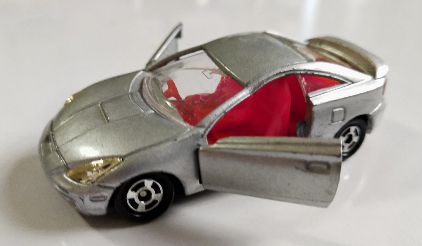 ของเล่น ของสะสม**มีตำหนิ กระจกร้าว ,รถเหล็ก Diecast car รถสปอร์ตสีเงิน เปิดประตูได้ Toyota Celica จาก Tomica