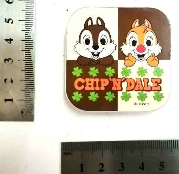 ตลับลูกอม ชิฟกับเดล Chip &Dale สองชิปมังค์น้อญย ผู้มีชื่อเสียง จากเพลงฮิต ของดีสนีย์ ตลับนี้เป็นลิขสิทธิ์แท้ขายเฉพาะบางสถานที่ ตัวตลับเลื่อนเปิดปิด ก้นเป็นสังกะสีฝาตลับเป็นพลาสติก สกรีนรูปด้วยความร้อน ขนาดราว 5×5 ซม. ลูกอมยังอยู่แต่เสื่อมสภาพแล้วไม่ควรรับ