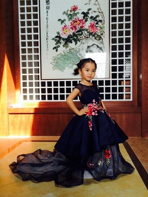 Pre-order ชุดราตรีเด็ก ชุดออกงาน ชุดแฟนซี ชุดกระโปรง สไตล์เจ้าหญิง แขนกุด ผ้าลูกไม้ช่วงอก แต่งดอกไม้ช่วงเอว กระโปรงผ้าไหมดัชเชต ปล่อยชายยาว มีซิปหลัง