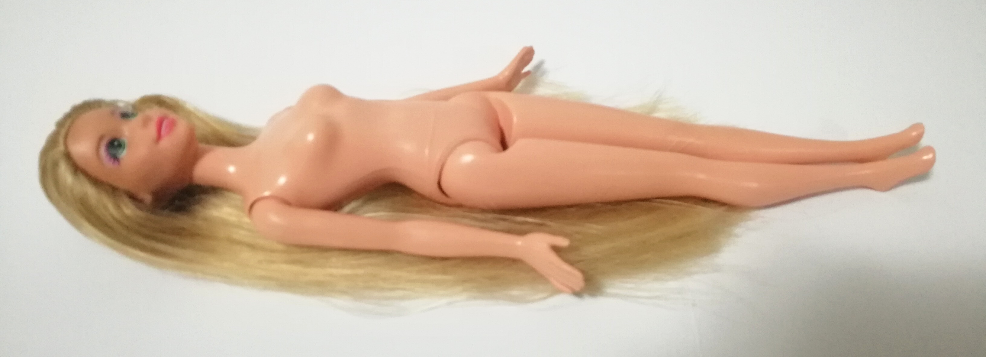 ตุ๊กตาบาร์บี้ เจ้าหญิงราพันเซล แถมชุด**แขนหลวมบ้าง Princess Rapunzel จากดิสนีย์ ปริ๊นเซส Disney Princess หน้าสวย ผมทองยาวสลวย รุ่นขาแข็ง หักงอไม่ได้ ของแท้แมทเทบปี 2012 Made in Indonesia, **ปลายผมมีตำหนิเล็กน้อยตามภาพ